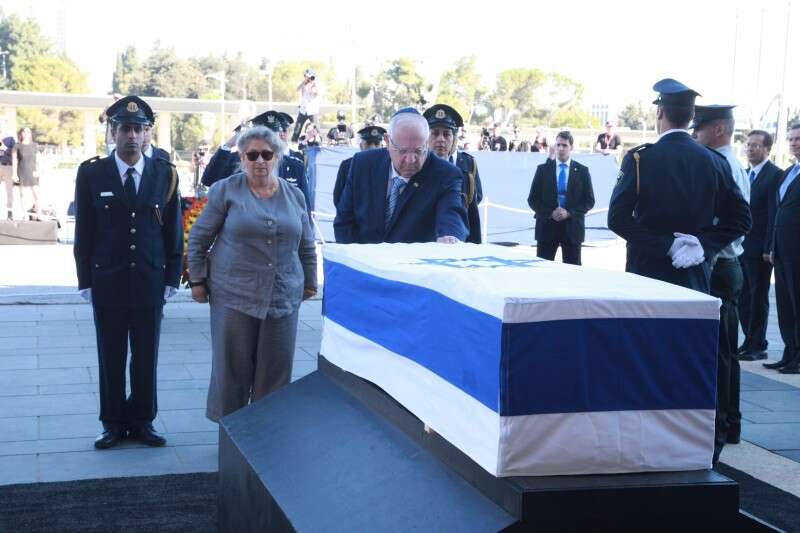 נשיא המדינה, ראובן ריבלין, ליד הארון של שמעון פרס // צילום: נועם ריבקין פנטון